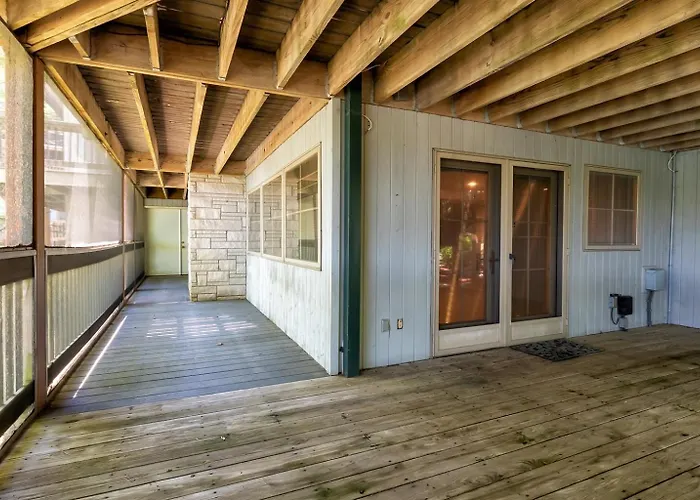 3-slip Dock, Kayaks, Playground Ferienhaus Goreville